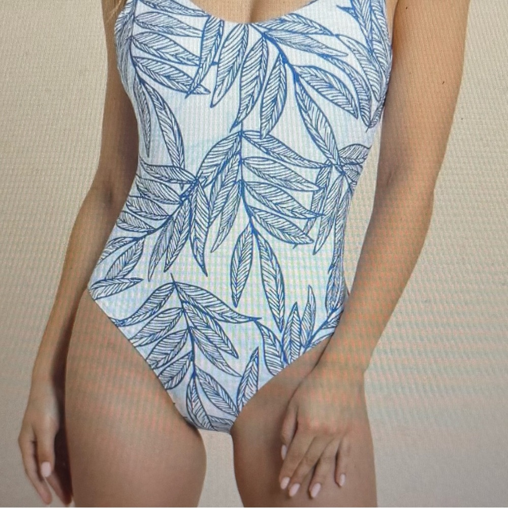 Southern Tide, NWT, blue‎ palm, scoop neck, one piece size Medium